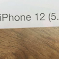 iPhone 12样机和手机壳显示了iPhone 4的痕迹
