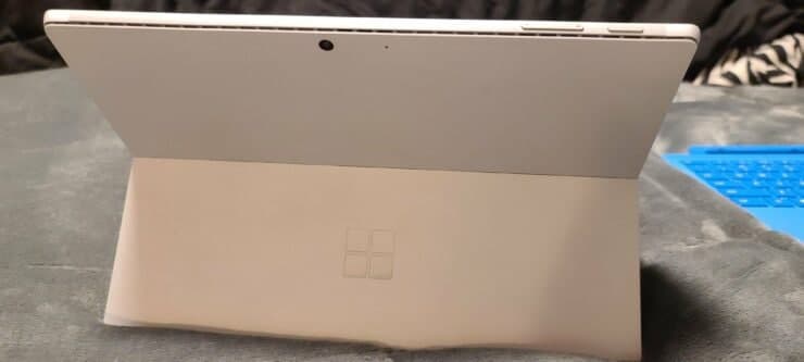 微软Surface Pro 8原型再次出现，显示出巨大的边框，相似的设计