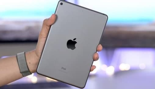 新款 iPad mini 6 具有更大的显示屏和更小的边框，并配备了新芯片以提高性能。