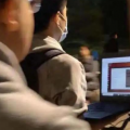 中国学生在骑自行车时在笔记本电脑上运行程序的视频传播迅速