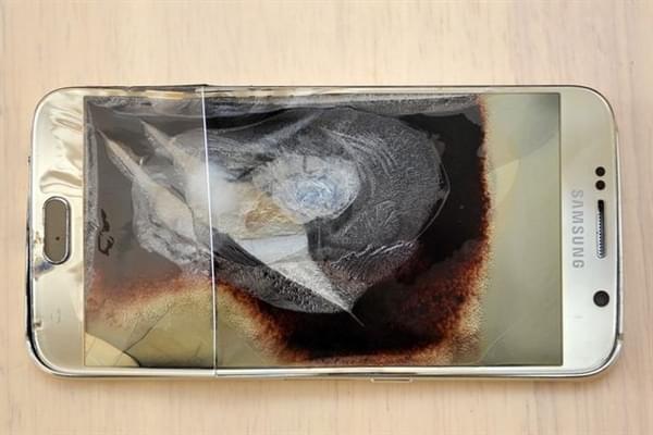 三星Galaxy  S6充电爆炸：烧坏婴儿床的照片 - 1