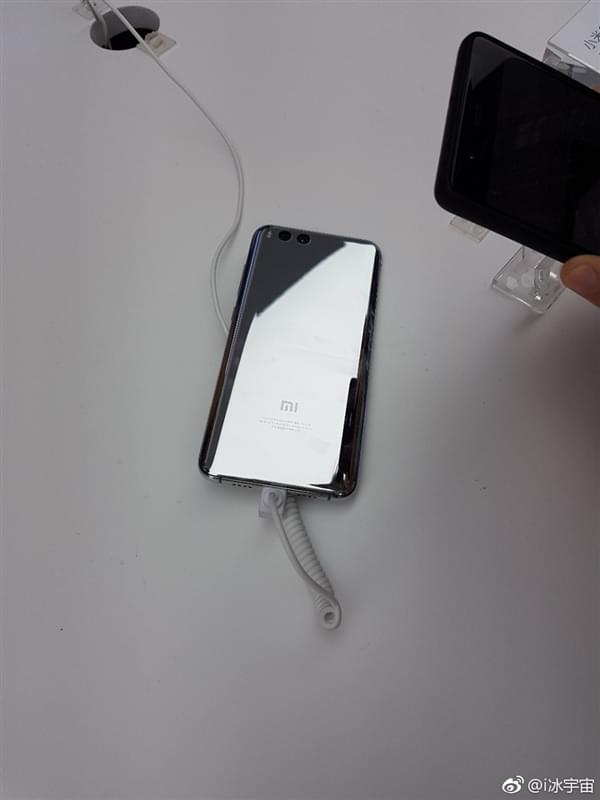 小米6亮银版真机：能当镜子照的照片 - 2