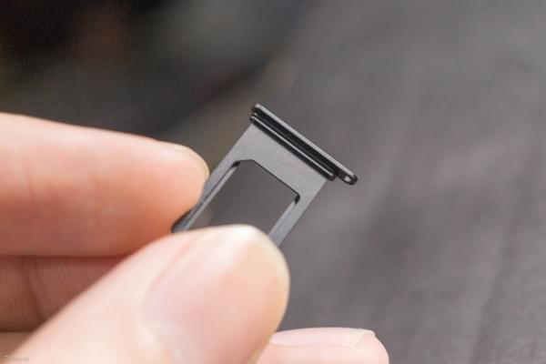 2675mAh容量电池：iPhone  7 Plus拆解视频的照片 - 13