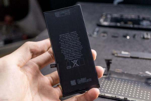 2675mAh容量电池：iPhone  7 Plus拆解视频的照片 - 11