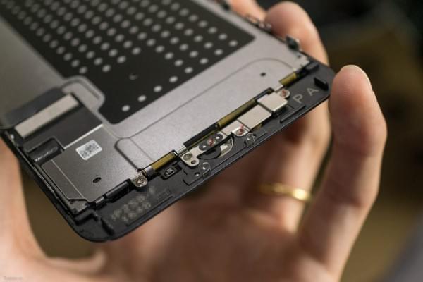 2675mAh容量电池：iPhone  7 Plus拆解视频的照片 - 15