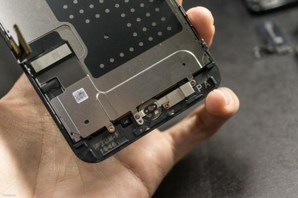 2675mAh容量电池：iPhone  7 Plus拆解视频的照片 - 14