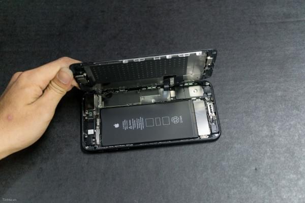2675mAh容量电池：iPhone  7 Plus拆解视频的照片 - 20