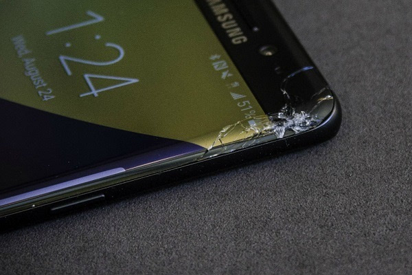 Galaxy  Note  7玻璃太脆：钱包里受挤压被另一台设备顶碎的照片 - 2